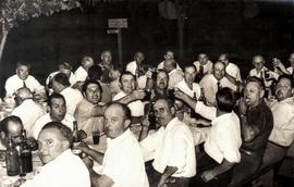 ITEM 0078 - 1968 - 23 de noviembre - Trabajadores del Molino Fénix en un festejo.