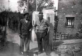 ITEM 0152 - 1946 - Antonio Pierdoná, ladrillero, con las manos en bolsillos.