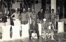 ITEM 0079 - 1969 - Diciembre - Trabajadores del Molino Fénix en el sector de embolsadora manual.
