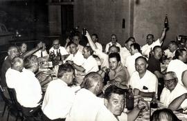 ITEM 0076 - 1968 - 23 de noviembre - Trabajadores del Molino Fénix en un festejo.
